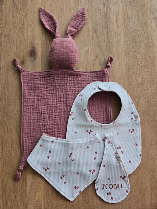 Deze gepersonaliseerde set bestaat uit een knuffeldoekje, slabbetje, bandana en 