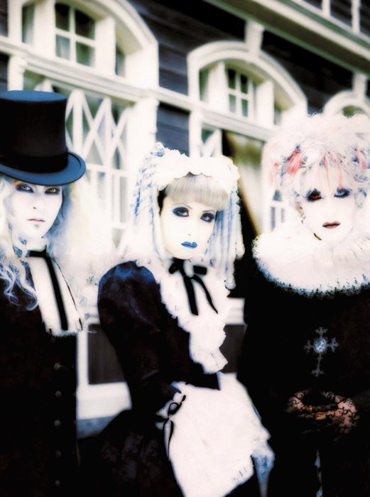 [PHOTO] The Holy Trinity used a variation of Bach’s Brandenburg Concerto No. 3 during the chorus of MALICE MIZER’s Shiro