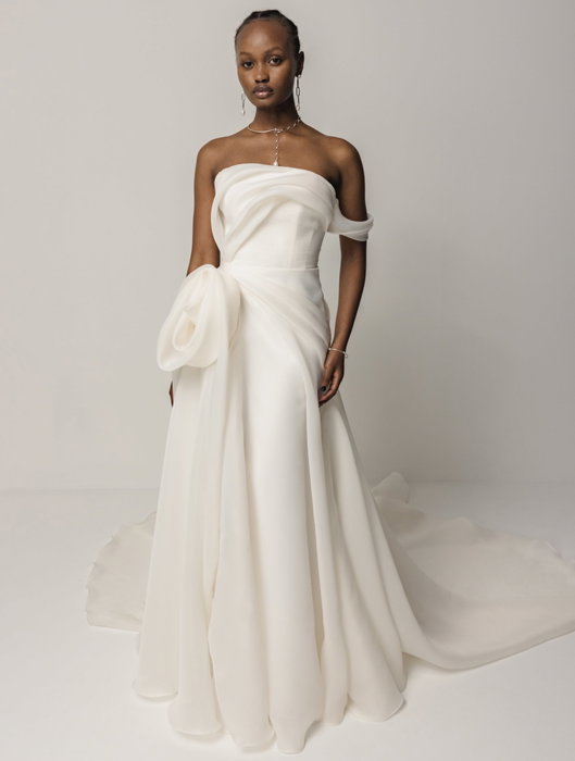 Share this with your bestie! Ophelia by Saint Bridal is pure sculptural romance 🥰 Structured organza meets a wrapped bo