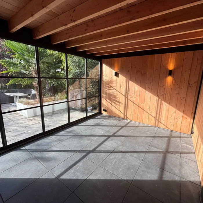 Van oude pergola naar volwaardige tuinkamer 🔨 Soms zeggen beelden eigenlijk genoeg… maar dit project verdient toch w...