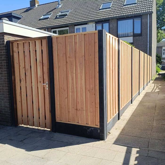 Deze week een oude schutting vervangen door een strakke hout-beto schutting. De oude schutting stond al 42 jaar en al...