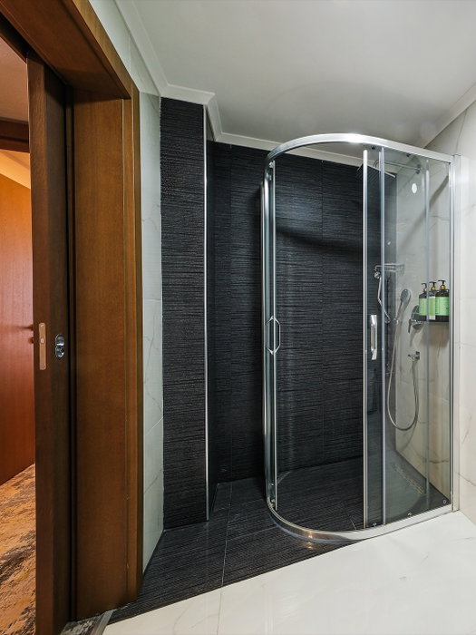 Her detayında hijyen, zarafet ve konfor. The Alpfine Hotel’de kusursuz bir arınma deneyimi. 🌿

//

Hygiene, elegance, a