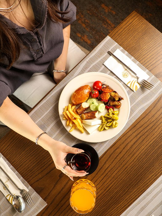 İlk tercihiniz ne olursa olsun, ikinci için yer bırakın.
Whatever your first choice is, leave room for the second.

Luxu