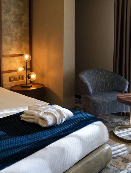 Bazen ihtiyacın olan tek şey; sessiz bir oda ve yumuşak bir yatak. ☁️

Sometimes, a quiet room and a soft bed are all it