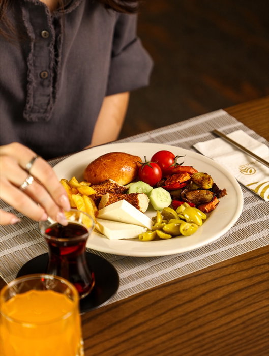 Güzel bir gün, özenle hazırlanmış bir kahvaltıyla başlar. The Alpfine Hotel’de sabahların tadını çıkarın.

//

A great d