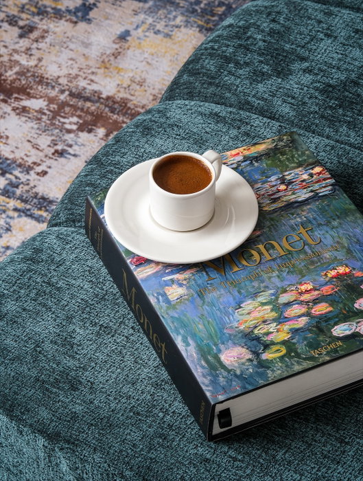 Ev konforunda bir dinlenme, taze bir kahve ve sayfalar dolusu huzur. ✨

//

All the comfort of home, a fresh cup of coff