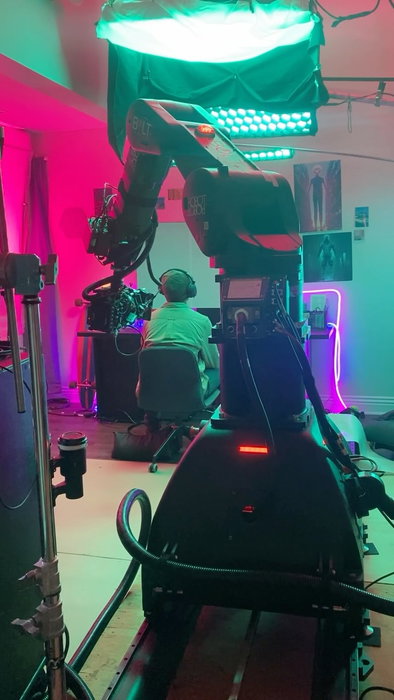Taking you behind the scenes of a samsung commercial we worked on earlier this year with @laundry_studios . Using the Bolt Jr+ inside a house was a breeze with it’s ability to fit in a standard doorway.
Dir: @pj_richardson