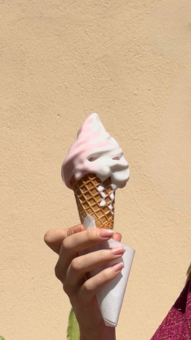 Une glace, un ensemble Soraya et une balade dans les rues de Saint-Tropez. ☀️