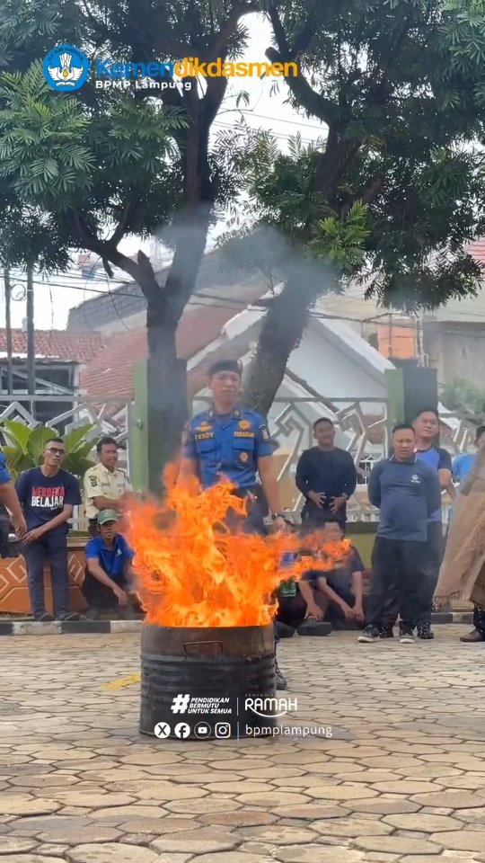 🔥 Api tidak menunggu kita siap.

Bencana tidak memberi tahu jadwalnya. Tidak ada pengumuman, tidak ada persiapan mendadak. Yang ada hanya satu pertanyaan: sudah siap, atau belum?

BPMP Lampung hari ini membuktikan bahwa kesiapsiagaan bukan sekadar wacana. 

Penyuluhan digelar, simulasi dijalankan, dan setiap pegawai diajak untuk benar-benar tahu apa yang harus dilakukan saat darurat tiba.

Karena tempat bekerja khususnya tempat pendidikan bukan hanya tempat belajar membaca dan berhitung atau belajar, Ia adalah tempat kita bekerja, tempat kita juga menitipkan nyawa anak-anak kita.

💡 Sudahkah sekolah Anda memiliki rencana tanggap darurat?
💡 Sudahkah warganya tahu jalur evakuasi?
💡 Sudahkah simulasi bencana masuk dalam agenda tahunan?

Jika belum, mungkin inilah saatnya.

Sekolah Aman bukan privilese. Ia adalah hak setiap anak.

#SekolahAman #SiapSiagaBencana #BPMPLampung #Kemendikdasmenramah