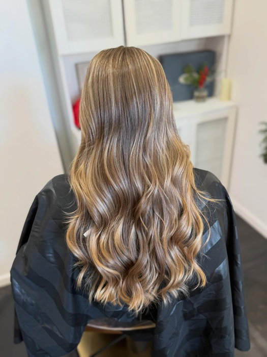 Honey highlights using her natural color and a deep shadow root. Just in time for the holiday party! Are you ready? Getting ready for the party is our favorite part ❤️🤩 please mention your special events, we’d hate to miss an opportunity to go the extra mile. Camera ready is just a few hot tools away 😘. highlights by @anniekilcommons
