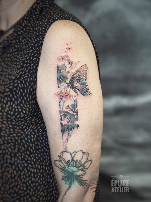 Flash Papillon pour Frédérique qui revient pour un second tatouage 2 ans après. (La fleur n’est pas 