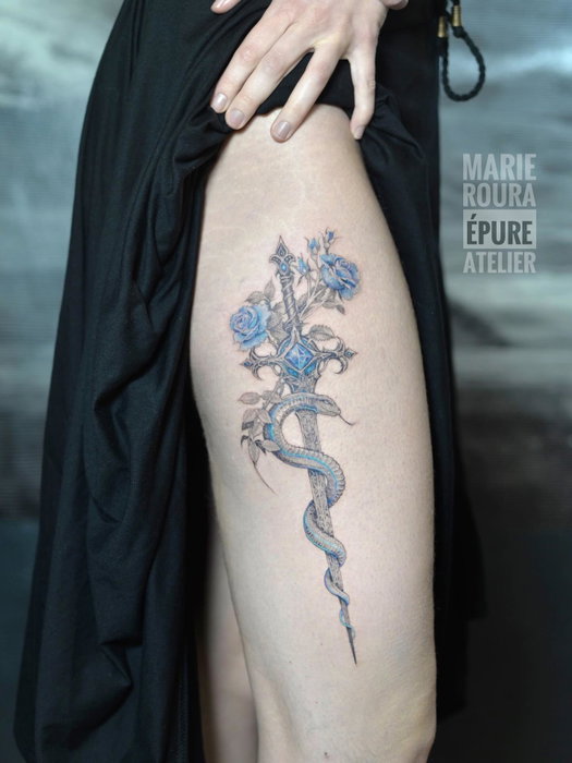 Merci Léa « je voudrais un serpent avec une aura magique bleue sur le haut du bras (dans le même sty