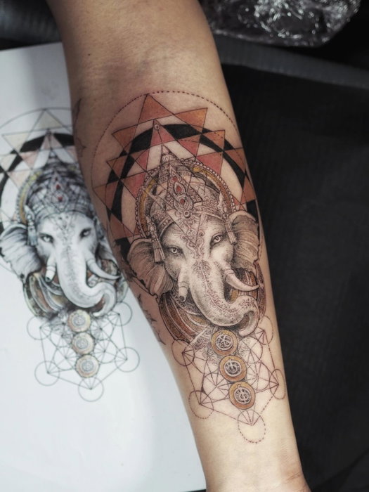 Jour 2 : projet tatouage Ganesh de Toshi. Apres le flash de @judicael.epureatelier d’hier, on finit 