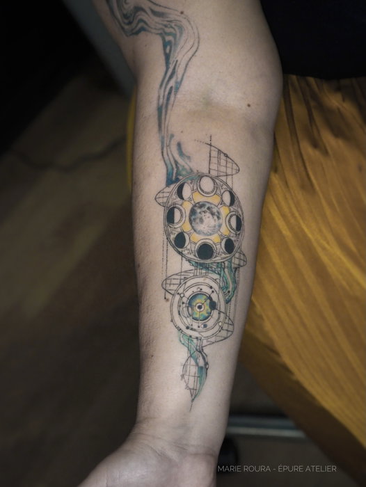 Le projet de Lisa qui vient en miroir d’un tatouage réalisé par Judicael avec un soleil. Ici thème d