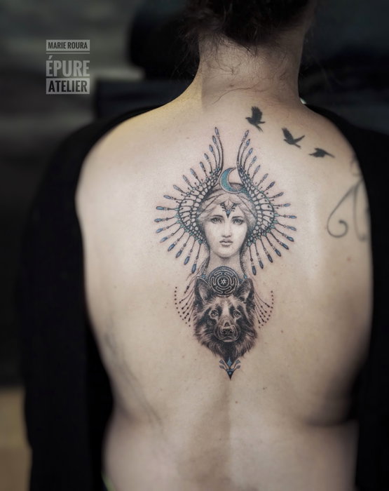 Flash Hecate pour Hélène. Merci d’être venue de la Réunion pour ce tatouage. Tatoué avec @judicael.e