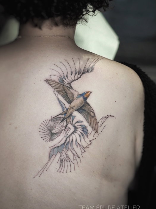 Flash Hirondelle pour Karine. Avec un excellent alignement des planètes pour ce tatouage. Karine nou