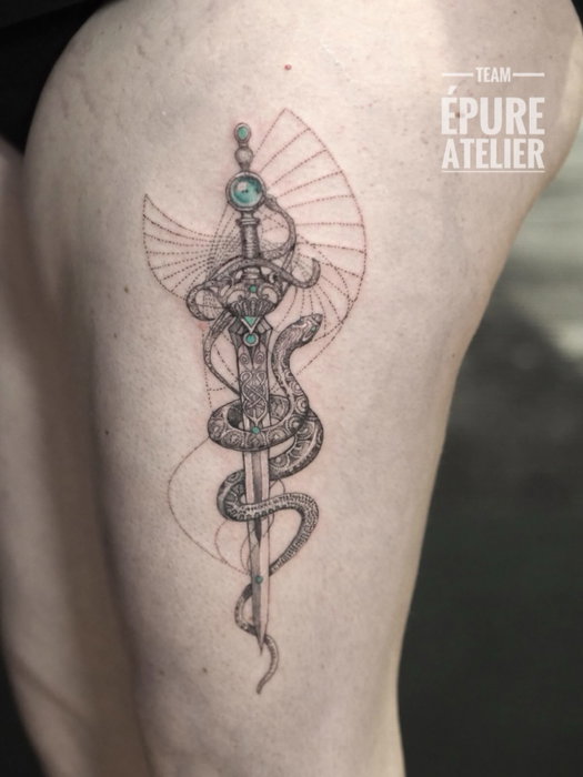 Flash Serpent et épée pour Perrine. Réservé l’an dernier. Tatoué avec @judicael.epureatelier Les sym