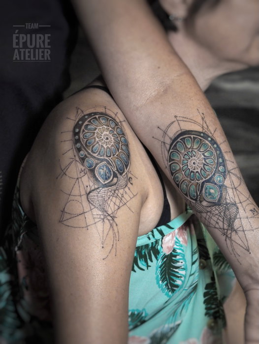Tatouage de couple pour Mireille et Cat. Un flash décliné avec des variantes de couleurs et de ligne