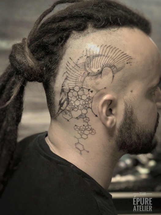 Pour Camile, molécule d’adrénaline, alvéoles et mouvement géométrique. 1h30 de tatouage avec @judica