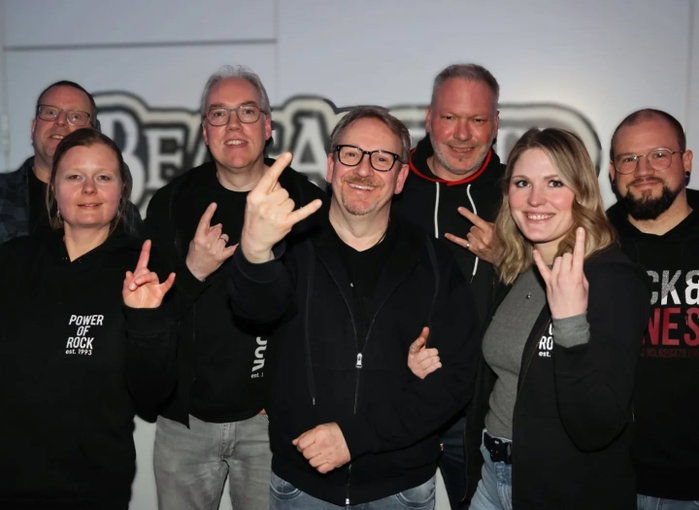 Das sind wir! Der vom Verein gewählte Vorstand, nach dem Motto: "Wir für euch - aber ohne euch geht nichts!" Wir geben alles, um die Interessen der Mitglieder zu vertreten, großartige Künstler für Euch und uns zu engagieren, Feiern und Konzerte zu organisieren, Leute zusammen zu bringen, Werbungen zu schalten und natürlich Vereinsarbeit zu leisten im Sinne von Vereinsverwaltung und Finanzen. Wir freuen uns auf alles was kommt! 🤘🏻