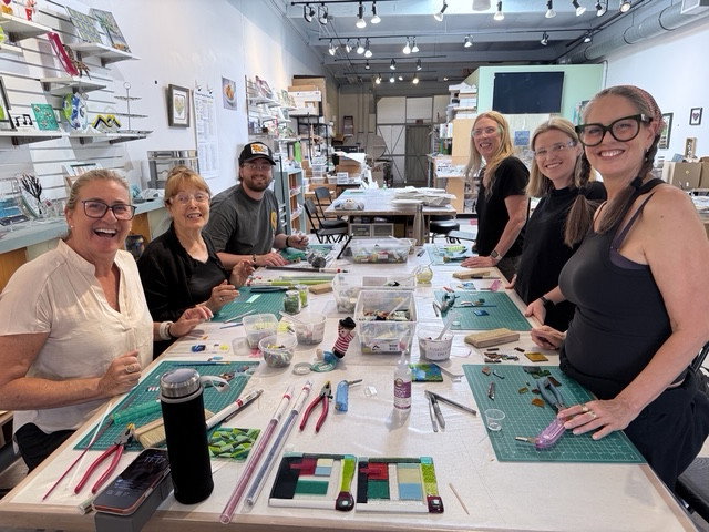 I’m not sure who had more fun…this wonderful family or me! 💗 There is something so special about seeing friends and family gather around the table, laugh together, share ideas, and create something completely their own.