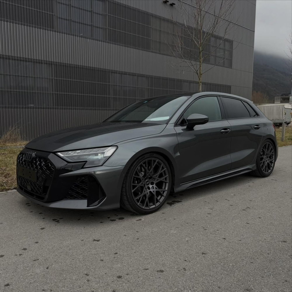 ‎
AUDI RS 3 Sportback
2025 | 20'000 km

Highlights :
• Daytona Gray Pearl Effect
• RS Carbon bucket seats
• 19" Cross-spoke matte grey wheels
• SONOS Premium so