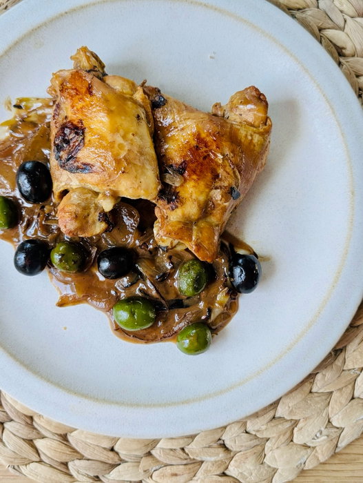 POLLO CON ACEITUNAS Y VERMÚ 🫒 De esos platos que reconfortan y nutren 💛 Sencillo, sabroso y con in…