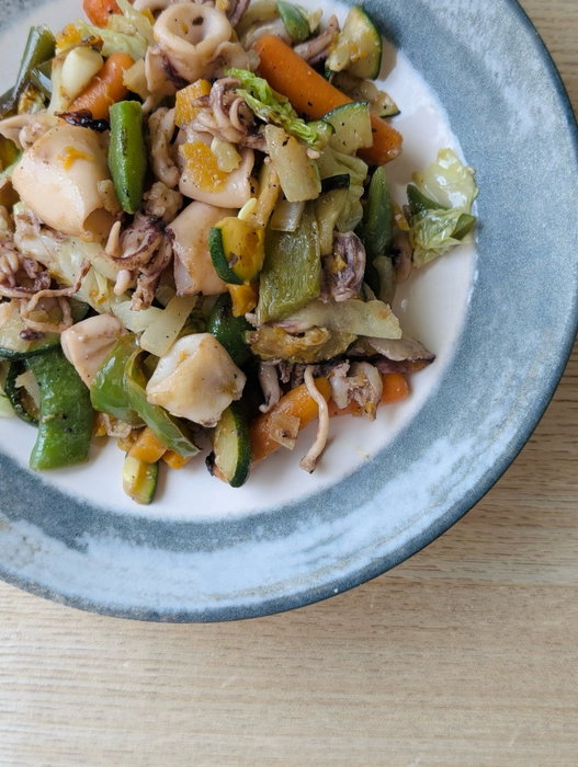🦑 El verano invita a disfrutar de platos frescos, ligeros y llenos de color. Esta ensalada de chipi…