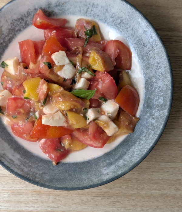 🍅Tomate, melocotón y mozzarella: el verano servido en un plato. ☀️ La combinación de tomate jugoso…
