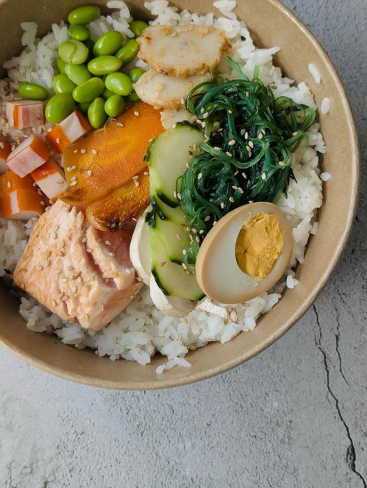 Un bowl equilibrado sí puede ser delicioso ✨ Salmón, edamame, wakame y arroz: proteína de calidad, o…