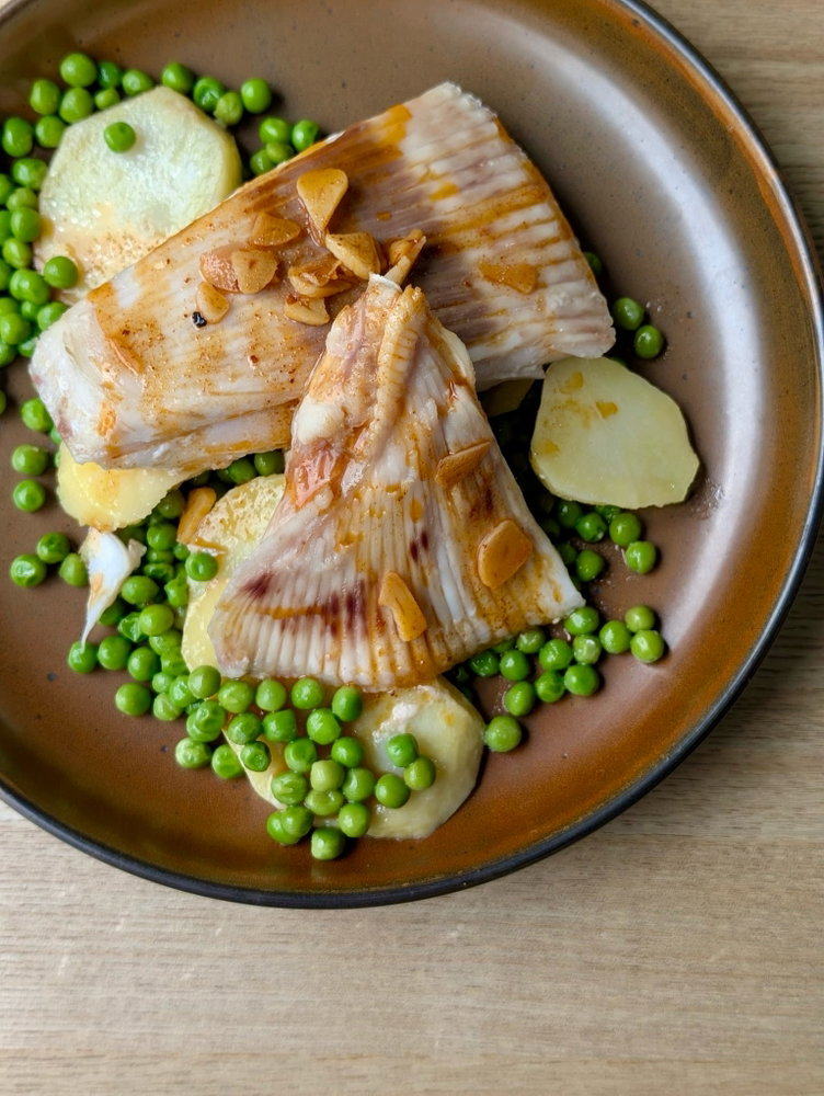 🐟 Raya a la cazuela: tradición, sencillez y mucho sabor. Raya, patata y guisant…