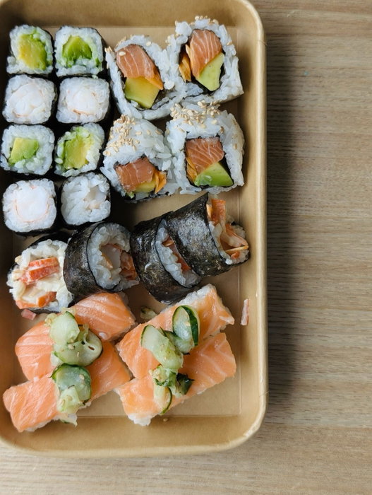 ✨Hay comidas que simplemente apetecen. Una bandeja de sushi, una buena conversación y disfrutar sin…