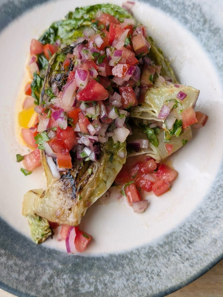 🥬 Cogollos con pico de gallo: frescura, color y mucho sabor. 🍅 Una preparación…
