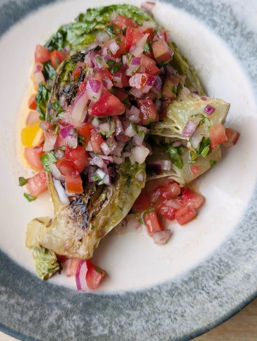 🥬 Cogollos con pico de gallo: frescura, color y mucho sabor. 🍅 Una preparación sencilla que transf…