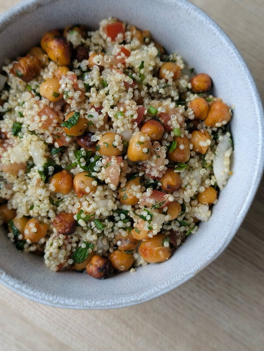 Tabulé de quinoa con garbanzos crujientes Color, frescura y nutrición en cada bocado ✨ La fibra de l…
