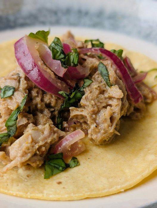 Cochinita Pibil: tradición, sabor y nutrición pueden ir de la mano. Preparada con carne de cerdo coc…