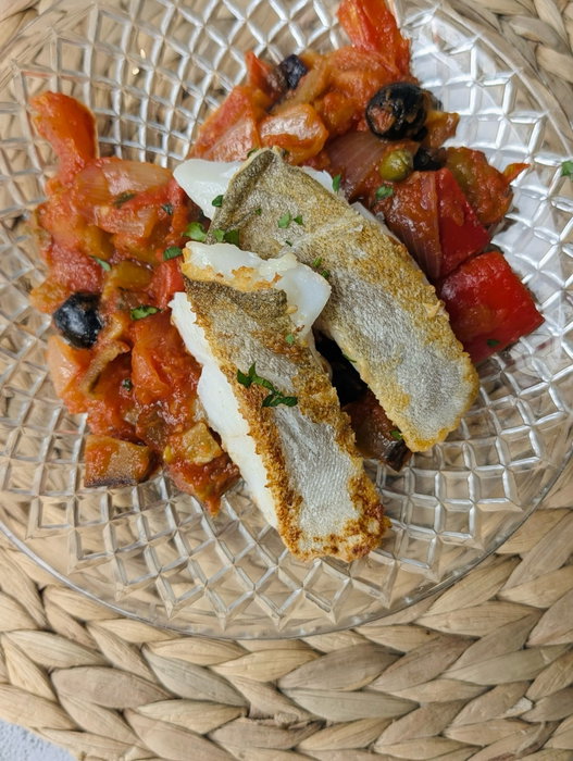 Bacalao a la putanesca 🍅✨ Tomate, aceitunas, alcaparras y anchoas se unen para crear un plato lleno…