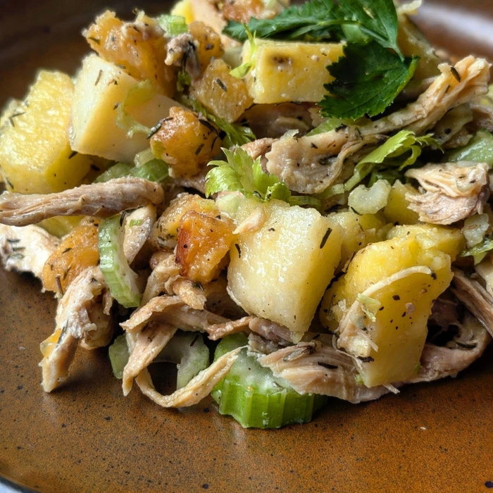 🥗🍍 Frescura, sabor y equilibrio en cada bocado. Nuestra ensalada de pollo, piña y apio es la combi…