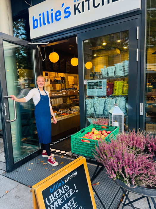 Nå har vi en godnyhet vi vil vise dere her inne på på Billies 📢 Hermine gjør en demo på vår høstspesial👆👌 - kremet estragonkylling med rotfrukter🍗🍠🫜Ovnsbakt kyllinglår i masse fersk estragon, hvitvin, fløte og kyllingkraft!🥂🥛🌿 Tilgengelig i disken hele høst!🍁