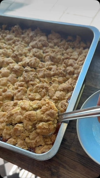 Jeg har diska opp Apple crumble med vaniljesaus til helge-salget!🍎🥮 Hver høst selger vi økologisk frukt fra Knatten Gård i Sandefjord og lager digge desserter av det som blir til overs♥️ Verdens beste dessert tilgjengelig i disken hele helgen!🍁🥰