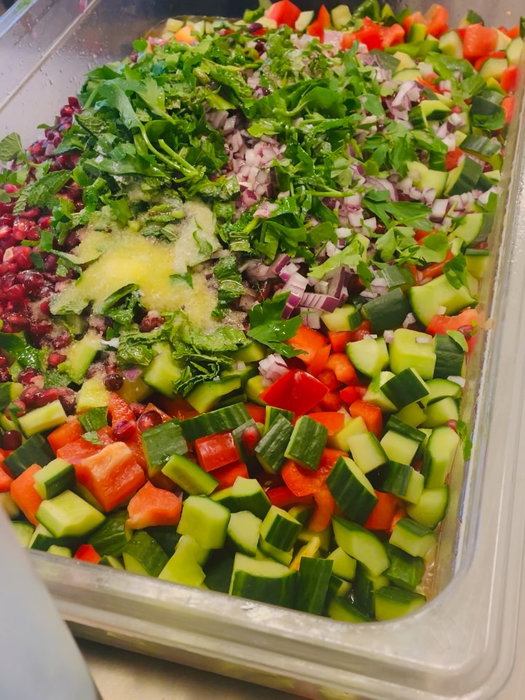 Å sende ut freshe, fargerike cateringer er det beste vi vet med jobben vår! 🥑🍅Du bare vet at nå er det noen som blir veldig glade og begeistret når de pakker opp maten de har mottatt! Det er mye stress og press med prossessen, og da er det en skikkelig fin belønning å se pen og god mat bli emballert og sendt ut i tide til sultne gjester ♥️