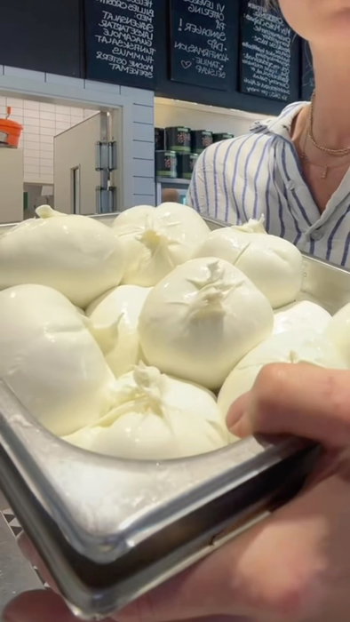 Vi klynger oss fast i sommeren og lager burrata med hakket cherrytomat-nektarin-basilikum og kalamataoliven ☀️💦