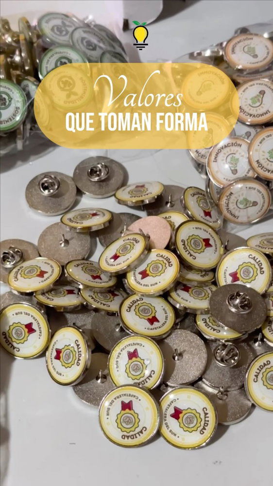 Los valores también se llevan con orgullo. ✨ Creamos estos pines metálicos personalizados para Agro Café y Cafetalera de