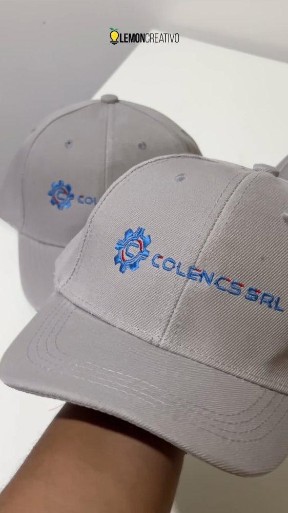 De una gorra en blanco a una pieza que representa tu marca. 🧢🪡✨ Bordado sobre Bull Denim, cuidando cada detalle para u