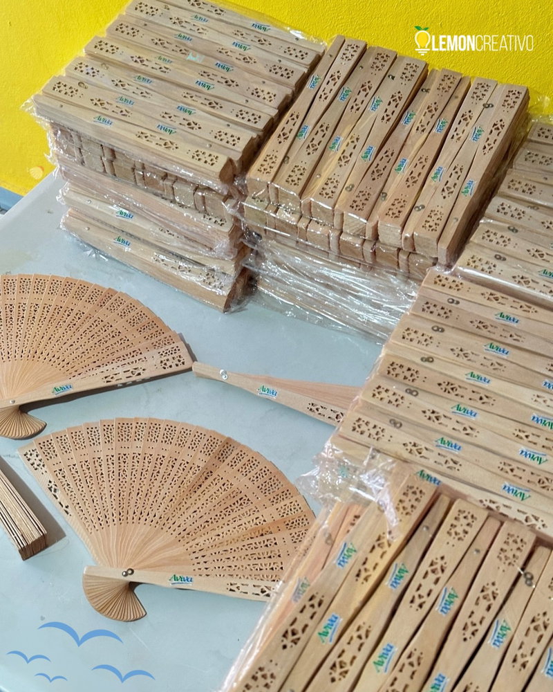 🌬️ Merch que también se disfruta. Así quedaron estos mini abanicos de madera personalizados para Galletas Aviva, desarr
