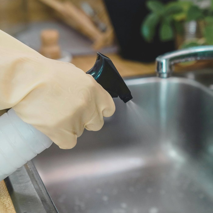 On s’est habitués à nettoyer avec des gants.
Comme si propreté devait forcément rimer avec précaution.
Comme si les produits ménagers étaient faits pour être évités… pas pour être utilisés sereinement.

Chez KLYNN, on fait les choses autrement.
🧴 Probiotiques naturels
❌ Aucun composant toxique
🌬️ Zéro risque pour votre peau, votre air, vos proches

💚 Le vrai propre, c’est celui qu’on n’a pas peur de toucher.