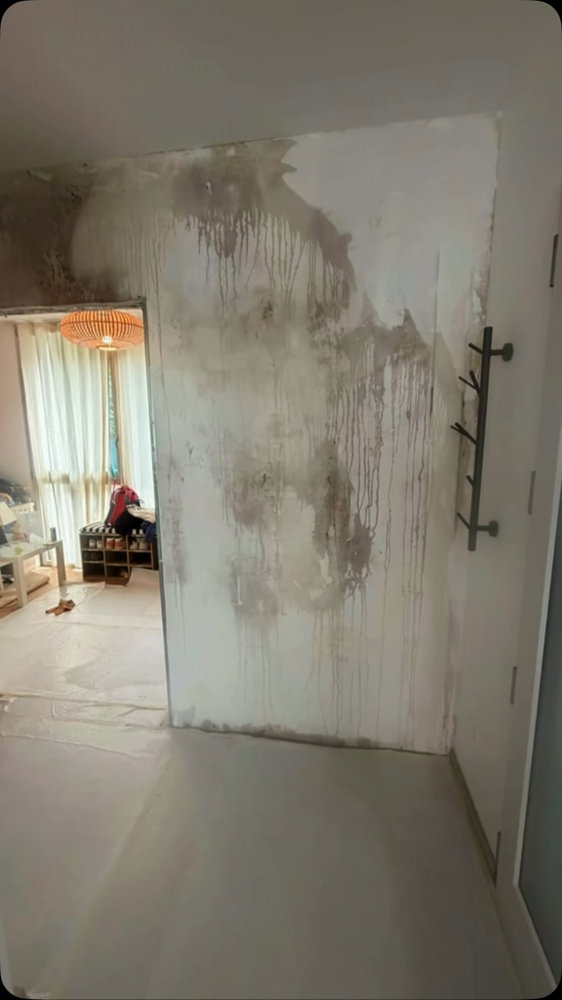 🚪 Une grande porte, c’est bien… mais dans une chambre d’à peine 8 m², elle prenait un peu trop ses aises !…