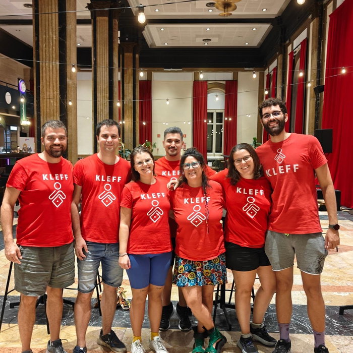 Mañana hay noche de juegos y lxs camiseta roja ya estamos listos (aunque en la foto no salgamos todxs).

¿Y vosotrxs? Pa