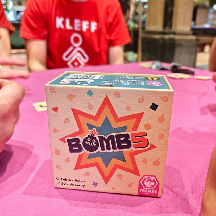 El 16 de septiembre, el equipo de @tranjisgames se pasó por nuestra noche de juegos para presentarnos Bomb5, su nuevo fi