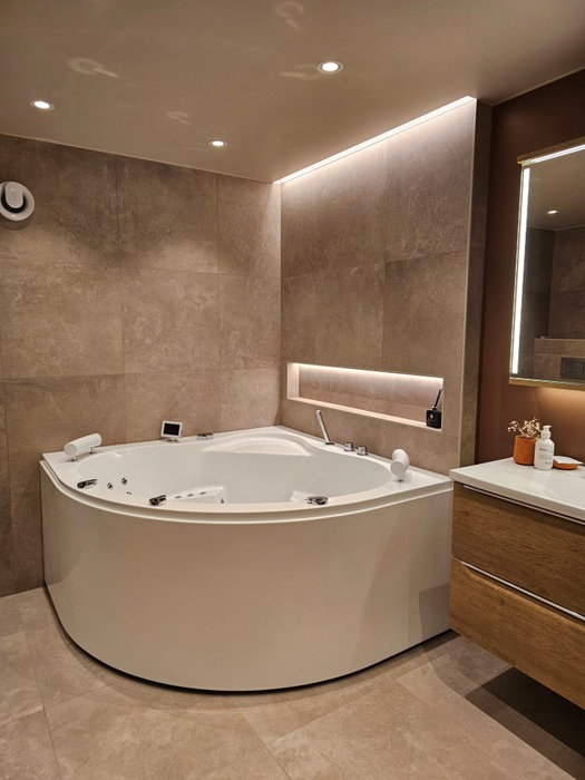 Nydelig bad med skikkelig spa følelse🤩
Her valgte kunden en stor flis i dusjen, perfekt for enkelt 
